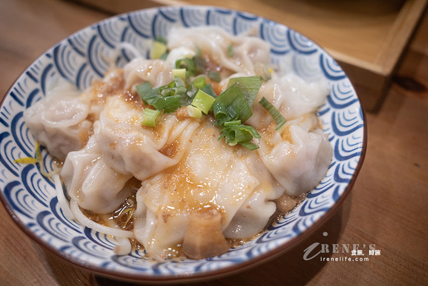 以外婆為名的文青古早味麵店,豆瓣麵、滷肉飯都不錯,蒜頭胡椒雞湯蒜香滿滿超喜歡 以外婆為名的文青古早味麵店,豆瓣麵、滷肉飯都不錯,蒜頭胡椒雞湯蒜香滿滿超喜歡