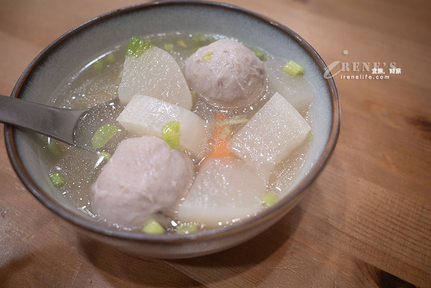 以外婆為名的文青古早味麵店,豆瓣麵、滷肉飯都不錯,蒜頭胡椒雞湯蒜香滿滿超喜歡 以外婆為名的文青古早味麵店,豆瓣麵、滷肉飯都不錯,蒜頭胡椒雞湯蒜香滿滿超喜歡