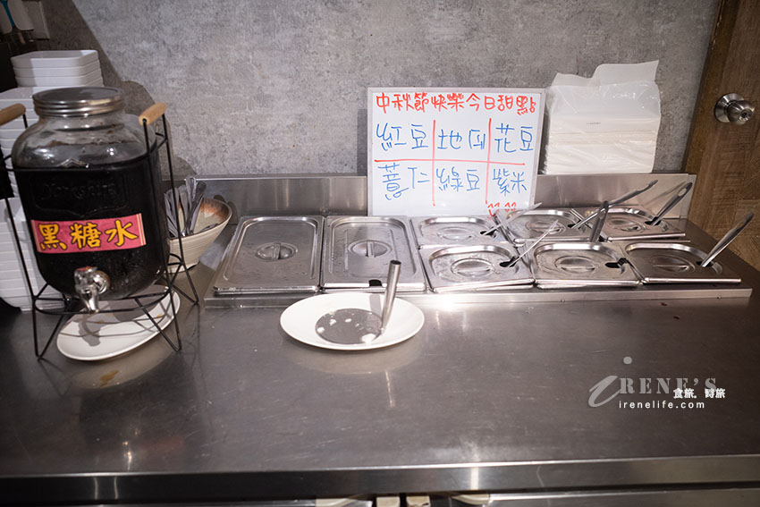 輔大商圈還沒開門就在排隊的人氣牛肉麵,低消80元就有加料豆花、飲料喝到飽 輔大商圈還沒開門就在排隊的人氣牛肉麵,低消80元就有加料豆花、飲料喝到飽