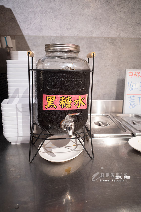 輔大商圈還沒開門就在排隊的人氣牛肉麵，低消80元就有加料豆花、飲料喝到飽