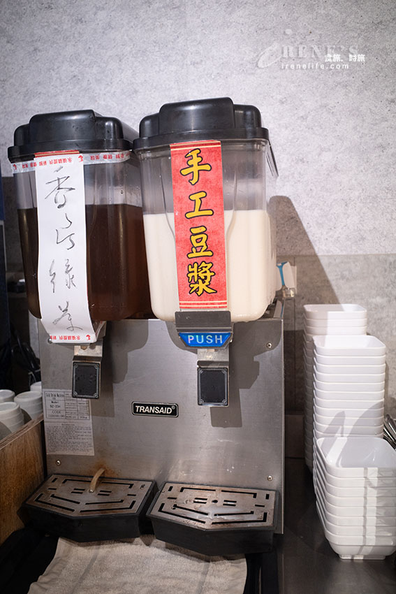輔大商圈還沒開門就在排隊的人氣牛肉麵,低消80元就有加料豆花、飲料喝到飽 輔大商圈還沒開門就在排隊的人氣牛肉麵,低消80元就有加料豆花、飲料喝到飽