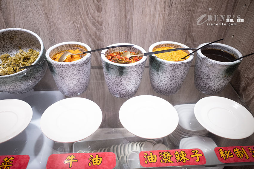 輔大商圈還沒開門就在排隊的人氣牛肉麵,低消80元就有加料豆花、飲料喝到飽 輔大商圈還沒開門就在排隊的人氣牛肉麵,低消80元就有加料豆花、飲料喝到飽