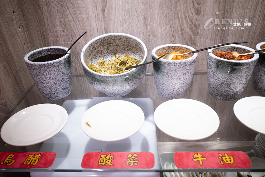 輔大商圈還沒開門就在排隊的人氣牛肉麵,低消80元就有加料豆花、飲料喝到飽 輔大商圈還沒開門就在排隊的人氣牛肉麵,低消80元就有加料豆花、飲料喝到飽