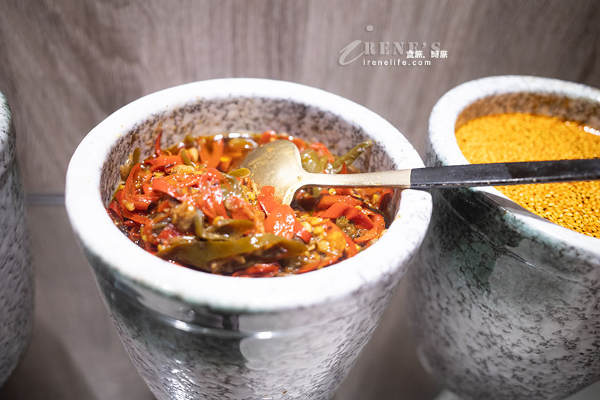 輔大商圈還沒開門就在排隊的人氣牛肉麵，低消80元就有加料豆花、飲料喝到飽