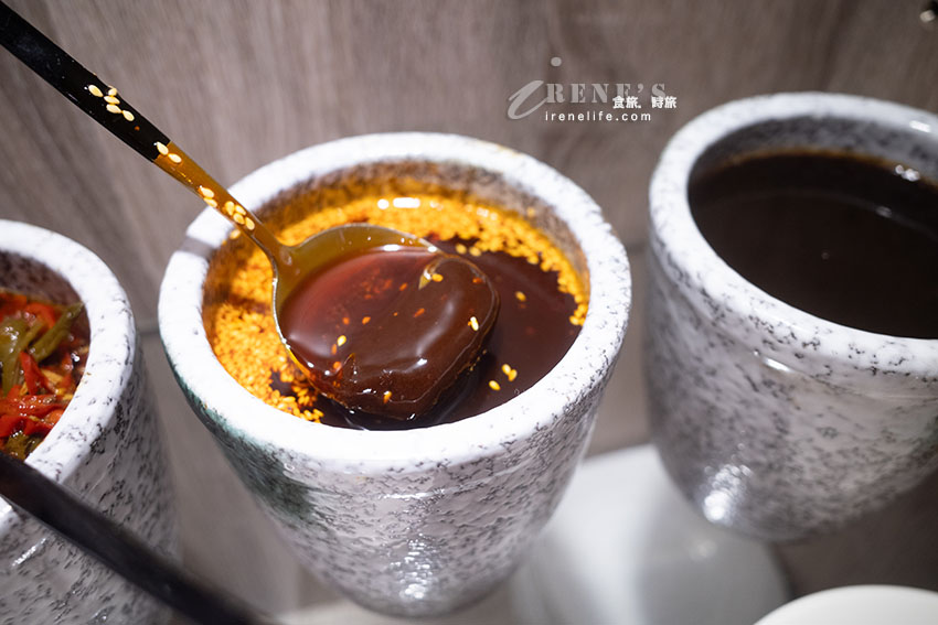 輔大商圈還沒開門就在排隊的人氣牛肉麵,低消80元就有加料豆花、飲料喝到飽 輔大商圈還沒開門就在排隊的人氣牛肉麵,低消80元就有加料豆花、飲料喝到飽