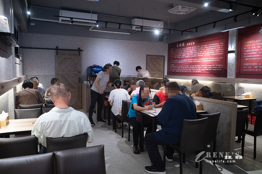 輔大商圈還沒開門就在排隊的人氣牛肉麵，低消80元就有加料豆花、飲料喝到飽