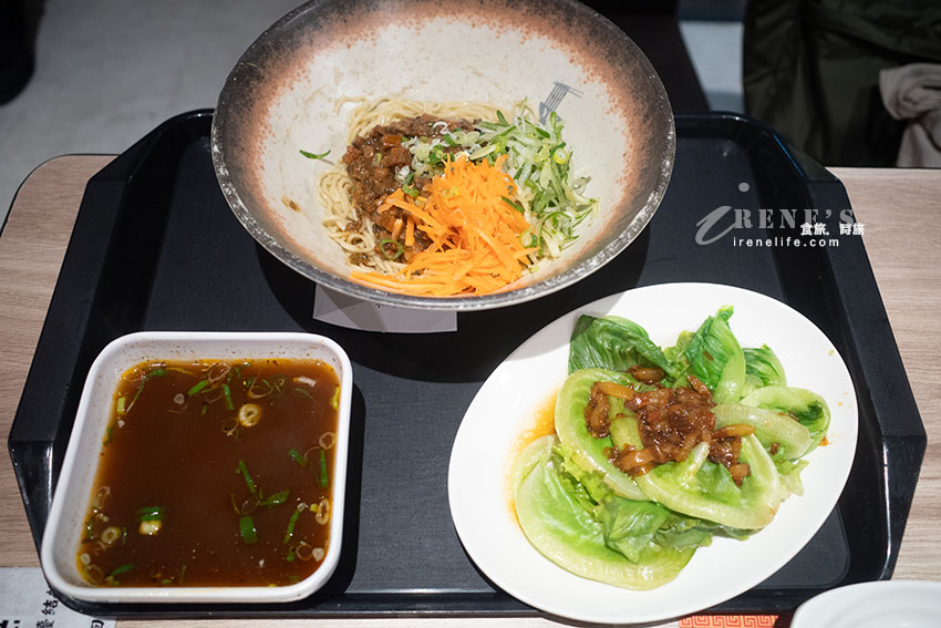 輔大商圈還沒開門就在排隊的人氣牛肉麵,低消80元就有加料豆花、飲料喝到飽 輔大商圈還沒開門就在排隊的人氣牛肉麵,低消80元就有加料豆花、飲料喝到飽