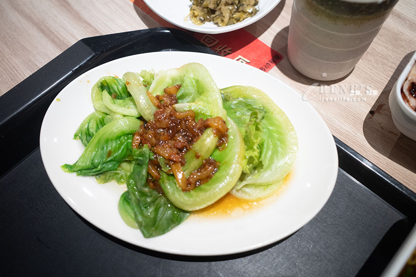 輔大商圈還沒開門就在排隊的人氣牛肉麵,低消80元就有加料豆花、飲料喝到飽 輔大商圈還沒開門就在排隊的人氣牛肉麵,低消80元就有加料豆花、飲料喝到飽