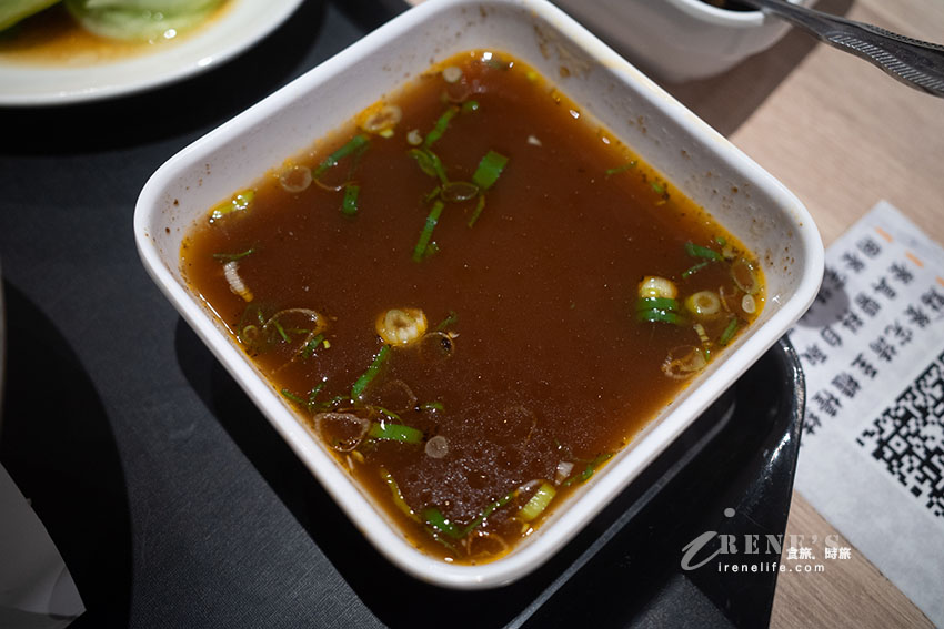 輔大商圈還沒開門就在排隊的人氣牛肉麵，低消80元就有加料豆花、飲料喝到飽