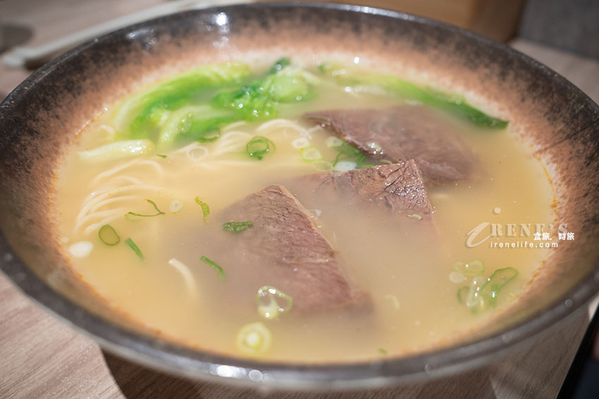 輔大商圈還沒開門就在排隊的人氣牛肉麵,低消80元就有加料豆花、飲料喝到飽 輔大商圈還沒開門就在排隊的人氣牛肉麵,低消80元就有加料豆花、飲料喝到飽