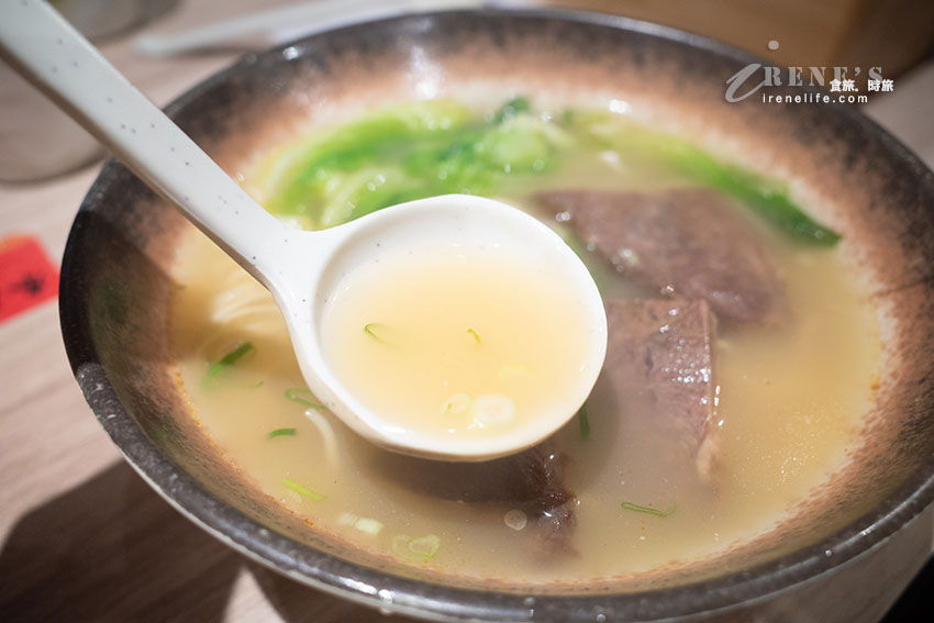 輔大商圈還沒開門就在排隊的人氣牛肉麵,低消80元就有加料豆花、飲料喝到飽 輔大商圈還沒開門就在排隊的人氣牛肉麵,低消80元就有加料豆花、飲料喝到飽