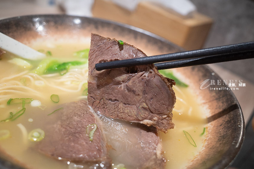 延伸閱讀：輔大商圈還沒開門就在排隊的人氣牛肉麵，低消80元就有加料豆花、飲料喝到飽
