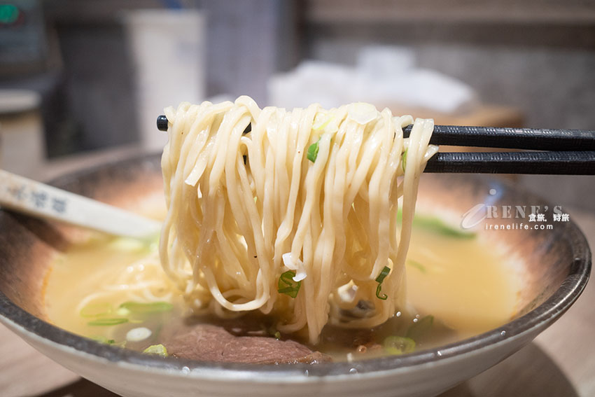 輔大商圈還沒開門就在排隊的人氣牛肉麵,低消80元就有加料豆花、飲料喝到飽 輔大商圈還沒開門就在排隊的人氣牛肉麵,低消80元就有加料豆花、飲料喝到飽