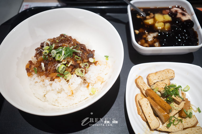 輔大商圈還沒開門就在排隊的人氣牛肉麵,低消80元就有加料豆花、飲料喝到飽 輔大商圈還沒開門就在排隊的人氣牛肉麵,低消80元就有加料豆花、飲料喝到飽