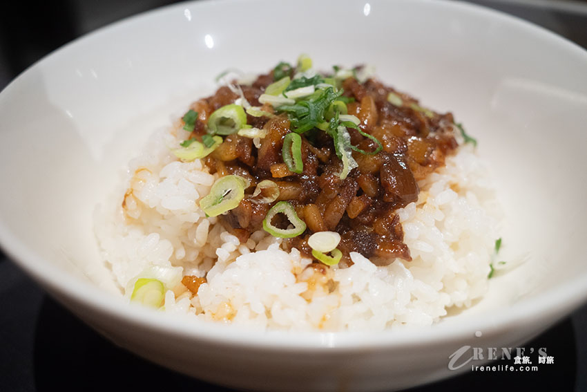 輔大商圈還沒開門就在排隊的人氣牛肉麵,低消80元就有加料豆花、飲料喝到飽 輔大商圈還沒開門就在排隊的人氣牛肉麵,低消80元就有加料豆花、飲料喝到飽