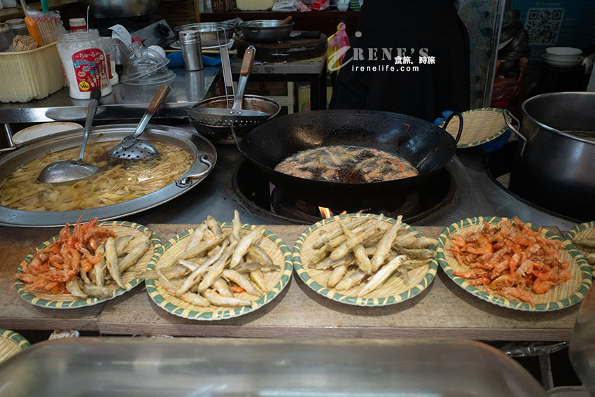 寵物友善的烏來老街餐廳，用餐還能免費泡腳，多款馬告入菜的佳餚