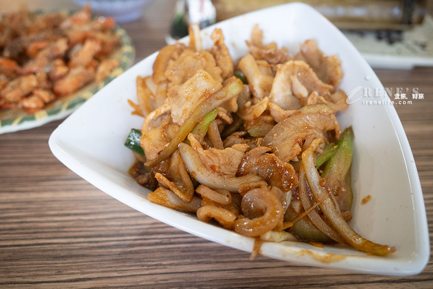 寵物友善的烏來老街餐廳，用餐還能免費泡腳，多款馬告入菜的佳餚