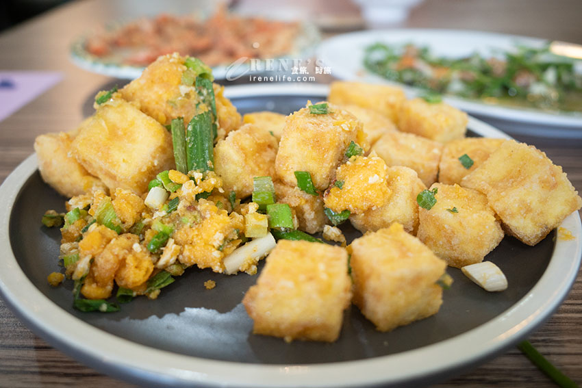 寵物友善的烏來老街餐廳,用餐還能免費泡腳,多款馬告入菜的佳餚 寵物友善的烏來老街餐廳,用餐還能免費泡腳,多款馬告入菜的佳餚