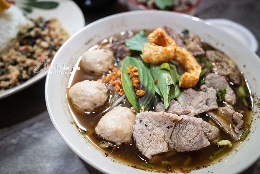 三蘆新開幕的泰國船麵,來自泰國的老闆娘的道地滋味,位子不多但有冷氣很舒適, 三蘆新開幕的泰國船麵,來自泰國的老闆娘的道地滋味,位子不多但有冷氣很舒適,
