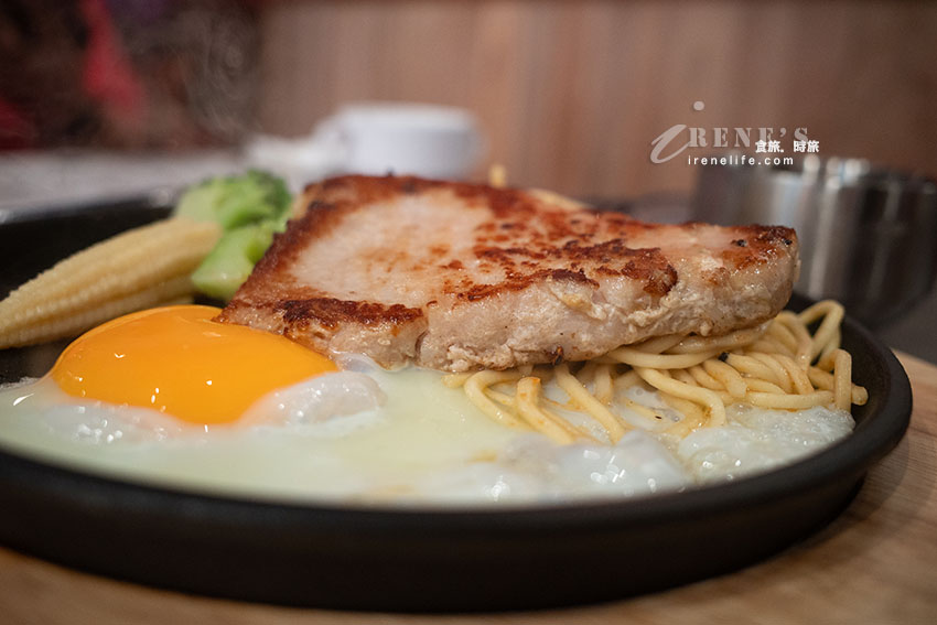 蘆洲新開幕牛排,原塊肉品不收服務費,玉米濃湯、飲料、霜淇淋無限供應 蘆洲新開幕牛排,原塊肉品不收服務費,玉米濃湯、飲料、霜淇淋無限供應