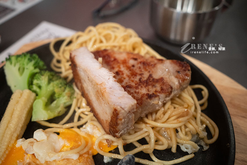 蘆洲新開幕牛排,原塊肉品不收服務費,玉米濃湯、飲料、霜淇淋無限供應 蘆洲新開幕牛排,原塊肉品不收服務費,玉米濃湯、飲料、霜淇淋無限供應