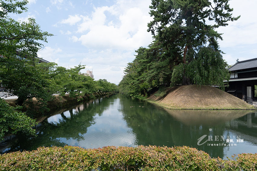 青森必訪百大名城弘前城，同為櫻花百選名所，櫻花季必拍櫻花愛心