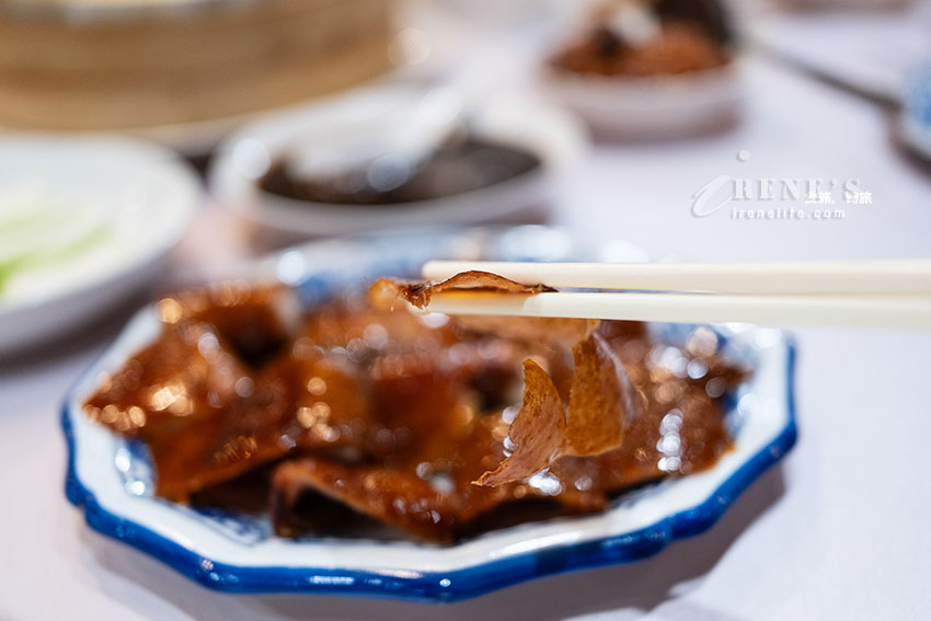 彭園烤櫻桃鴨三吃還送你白酒！薄脆鴨皮、嫩炒鴨肉、酥香鴨架 都厲害