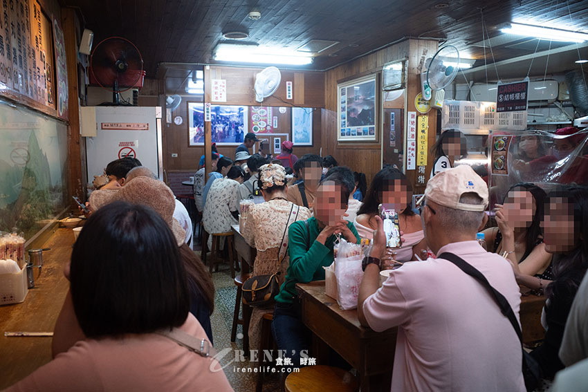 九份老街美食，長長排隊人龍等入座，許多日韓遊客都來用餐，大推皮薄餡飽滿的魚丸
