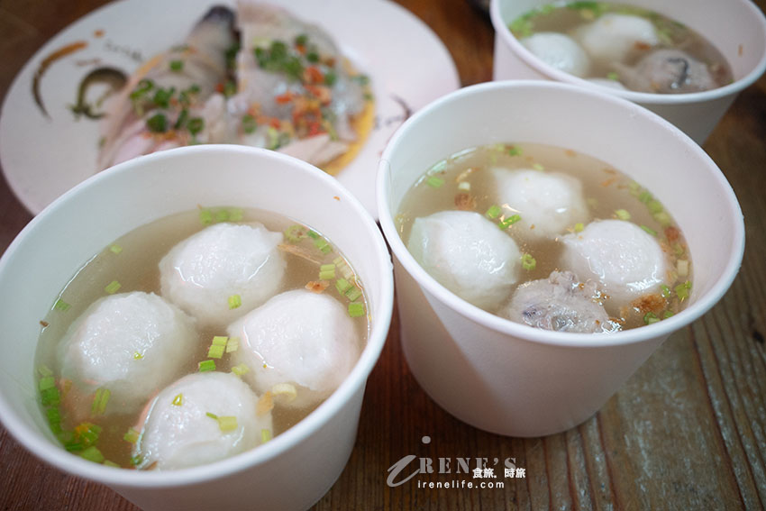九份老街美食，長長排隊人龍等入座，許多日韓遊客都來用餐，大推皮薄餡飽滿的魚丸