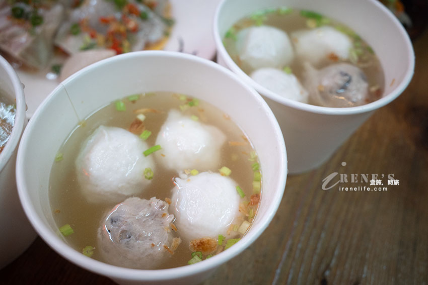 九份老街美食,長長排隊人龍等入座,許多日韓遊客都來用餐,大推皮薄餡飽滿的魚丸 九份老街美食,長長排隊人龍等入座,許多日韓遊客都來用餐,大推皮薄餡飽滿的魚丸