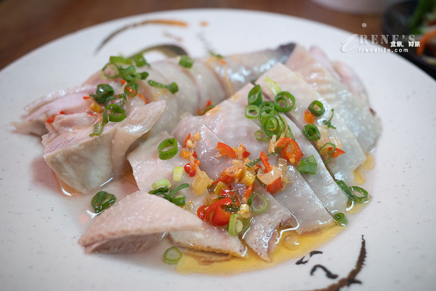 九份老街美食,長長排隊人龍等入座,許多日韓遊客都來用餐,大推皮薄餡飽滿的魚丸 九份老街美食,長長排隊人龍等入座,許多日韓遊客都來用餐,大推皮薄餡飽滿的魚丸