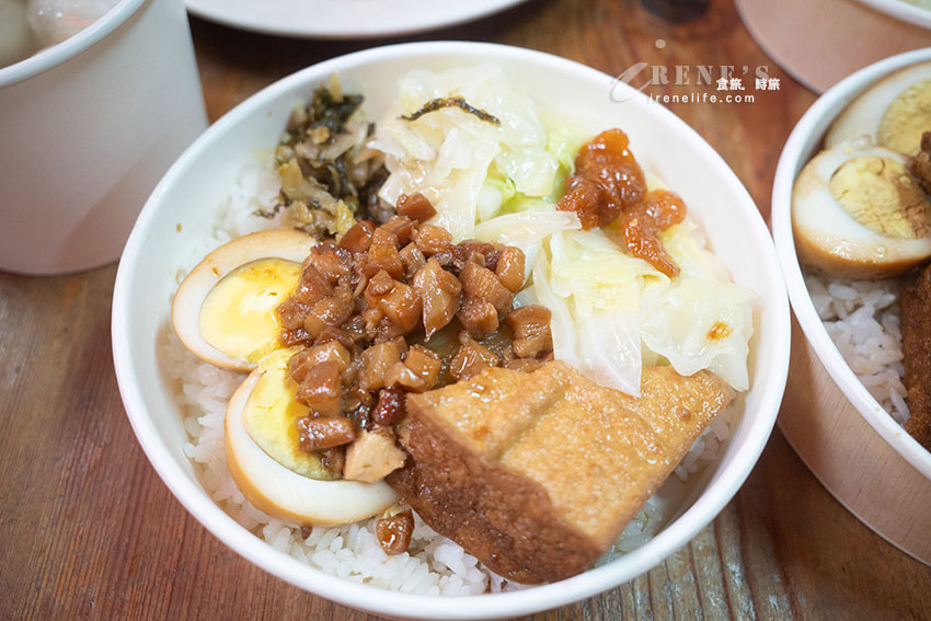 九份老街美食,長長排隊人龍等入座,許多日韓遊客都來用餐,大推皮薄餡飽滿的魚丸 九份老街美食,長長排隊人龍等入座,許多日韓遊客都來用餐,大推皮薄餡飽滿的魚丸
