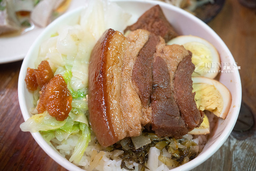 九份老街美食,長長排隊人龍等入座,許多日韓遊客都來用餐,大推皮薄餡飽滿的魚丸 九份老街美食,長長排隊人龍等入座,許多日韓遊客都來用餐,大推皮薄餡飽滿的魚丸