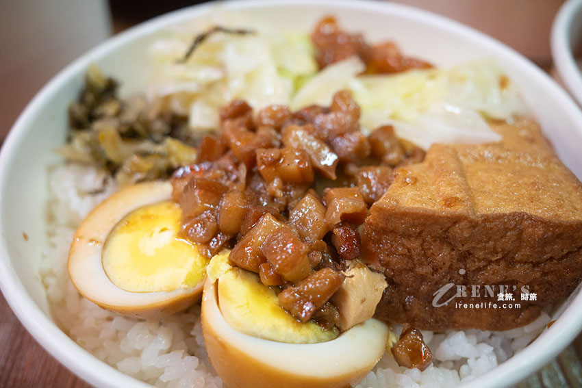九份老街美食,長長排隊人龍等入座,許多日韓遊客都來用餐,大推皮薄餡飽滿的魚丸 九份老街美食,長長排隊人龍等入座,許多日韓遊客都來用餐,大推皮薄餡飽滿的魚丸
