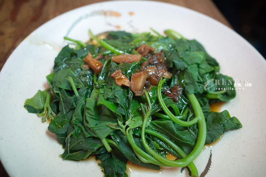 九份老街美食,長長排隊人龍等入座,許多日韓遊客都來用餐,大推皮薄餡飽滿的魚丸 九份老街美食,長長排隊人龍等入座,許多日韓遊客都來用餐,大推皮薄餡飽滿的魚丸