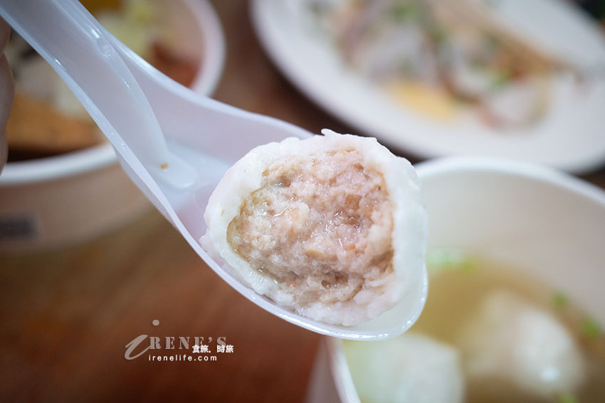 九份老街美食,長長排隊人龍等入座,許多日韓遊客都來用餐,大推皮薄餡飽滿的魚丸 九份老街美食,長長排隊人龍等入座,許多日韓遊客都來用餐,大推皮薄餡飽滿的魚丸
