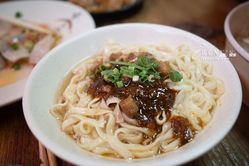 九份老街美食,長長排隊人龍等入座,許多日韓遊客都來用餐,大推皮薄餡飽滿的魚丸 九份老街美食,長長排隊人龍等入座,許多日韓遊客都來用餐,大推皮薄餡飽滿的魚丸