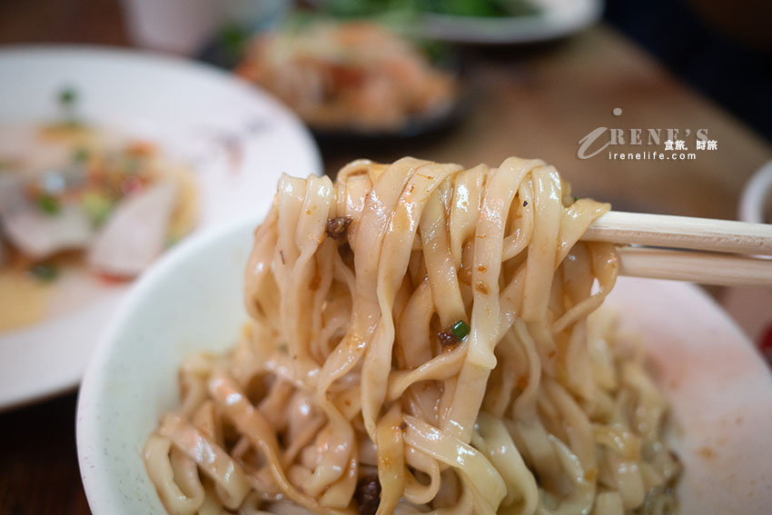九份老街美食，長長排隊人龍等入座，許多日韓遊客都來用餐，大推皮薄餡飽滿的魚丸