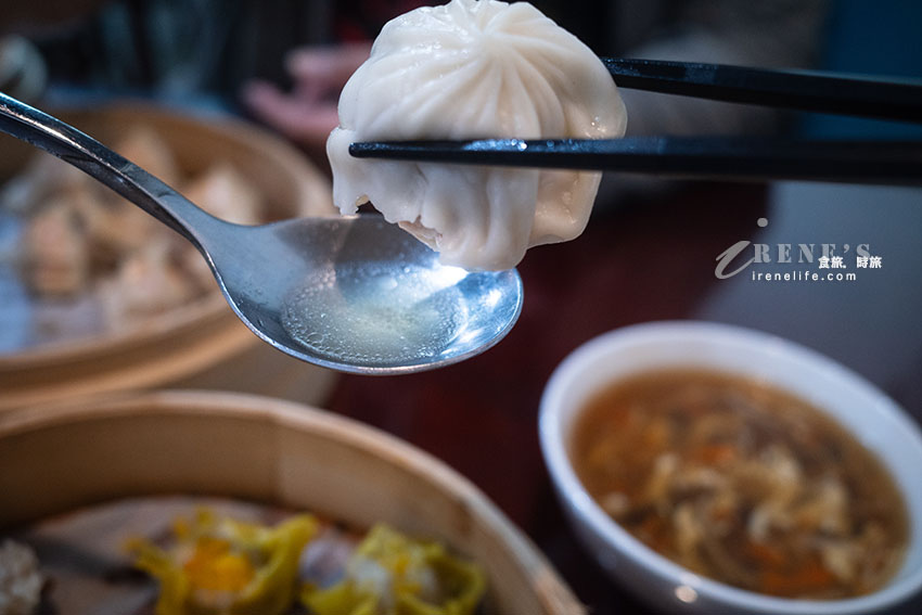 萬華現蒸有整隻蝦的蒸餃、小籠湯包,香菜控別漏掉香菜蒸餃 萬華現蒸有整隻蝦的蒸餃、小籠湯包,香菜控別漏掉香菜蒸餃
