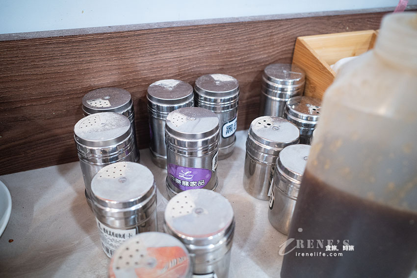 林口三井OUTLET對面傳統小吃,滷肉飯.鹹粥.米粉湯配各式小菜超澎拜 林口三井OUTLET對面傳統小吃,滷肉飯.鹹粥.米粉湯配各式小菜超澎拜