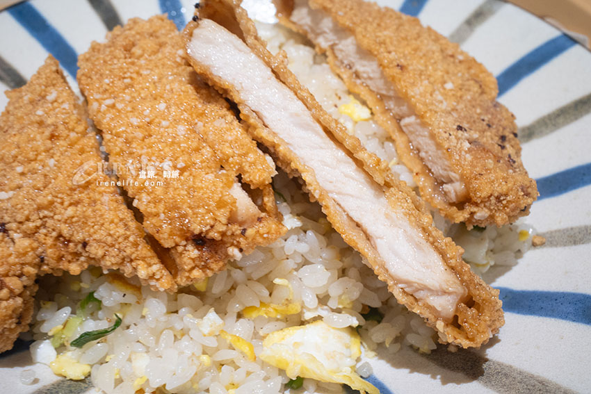 學生商圈的份量就是足，排骨炒飯、雞排飯、韓式海鮮豆腐鍋