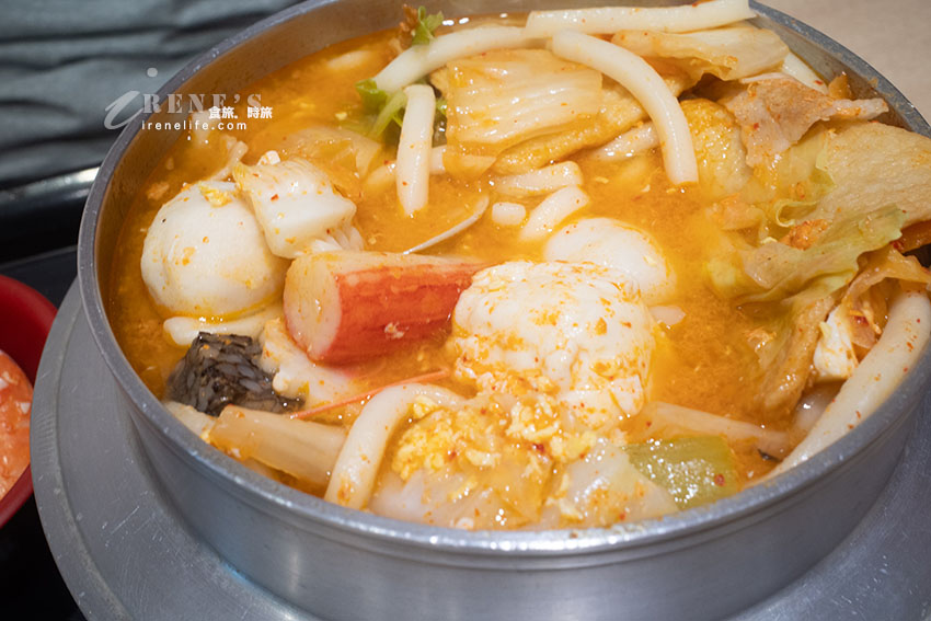 學生商圈的份量就是足，排骨炒飯、雞排飯、韓式海鮮豆腐鍋