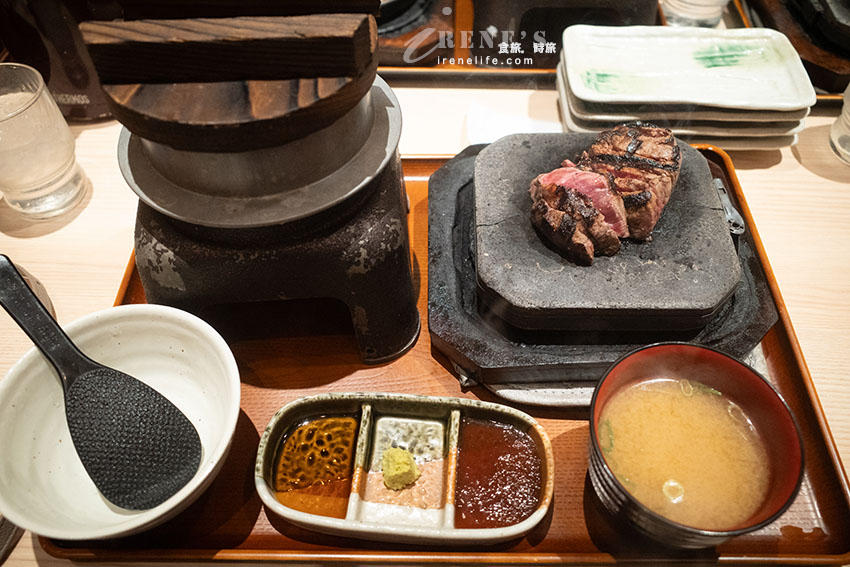 岡山車站內牛排專賣店,吃牛排配石鍋飯,牛肉熟度可依喜好自己調整 岡山車站內牛排專賣店,吃牛排配石鍋飯,牛肉熟度可依喜好自己調整