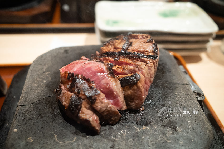 岡山車站內牛排專賣店,吃牛排配石鍋飯,牛肉熟度可依喜好自己調整 岡山車站內牛排專賣店,吃牛排配石鍋飯,牛肉熟度可依喜好自己調整