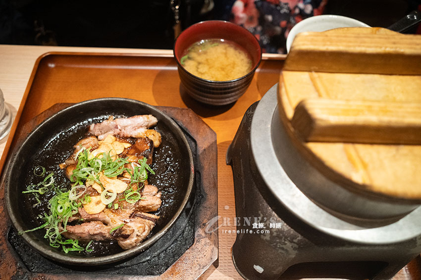 岡山車站內牛排專賣店,吃牛排配石鍋飯,牛肉熟度可依喜好自己調整 岡山車站內牛排專賣店,吃牛排配石鍋飯,牛肉熟度可依喜好自己調整
