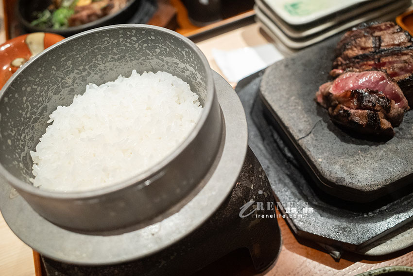 岡山車站內牛排專賣店,吃牛排配石鍋飯,牛肉熟度可依喜好自己調整 岡山車站內牛排專賣店,吃牛排配石鍋飯,牛肉熟度可依喜好自己調整