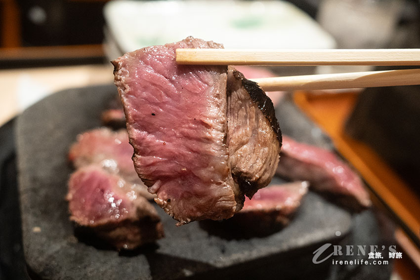 岡山車站內牛排專賣店,吃牛排配石鍋飯,牛肉熟度可依喜好自己調整 岡山車站內牛排專賣店,吃牛排配石鍋飯,牛肉熟度可依喜好自己調整