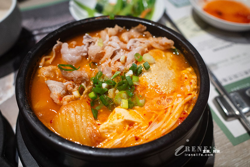 韓國嫩豆腐煲專賣店，內用小菜、飲料、霜淇淋無限吃到飽