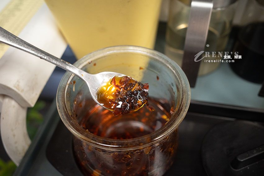 鄰近捷運菜寮站的巷中美食高湯麵，滷味排列像有強迫症般的好整齊
