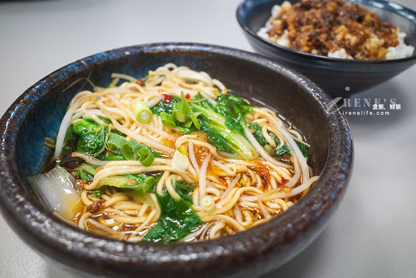 鄰近捷運菜寮站的巷中美食高湯麵，滷味排列像有強迫症般的好整齊